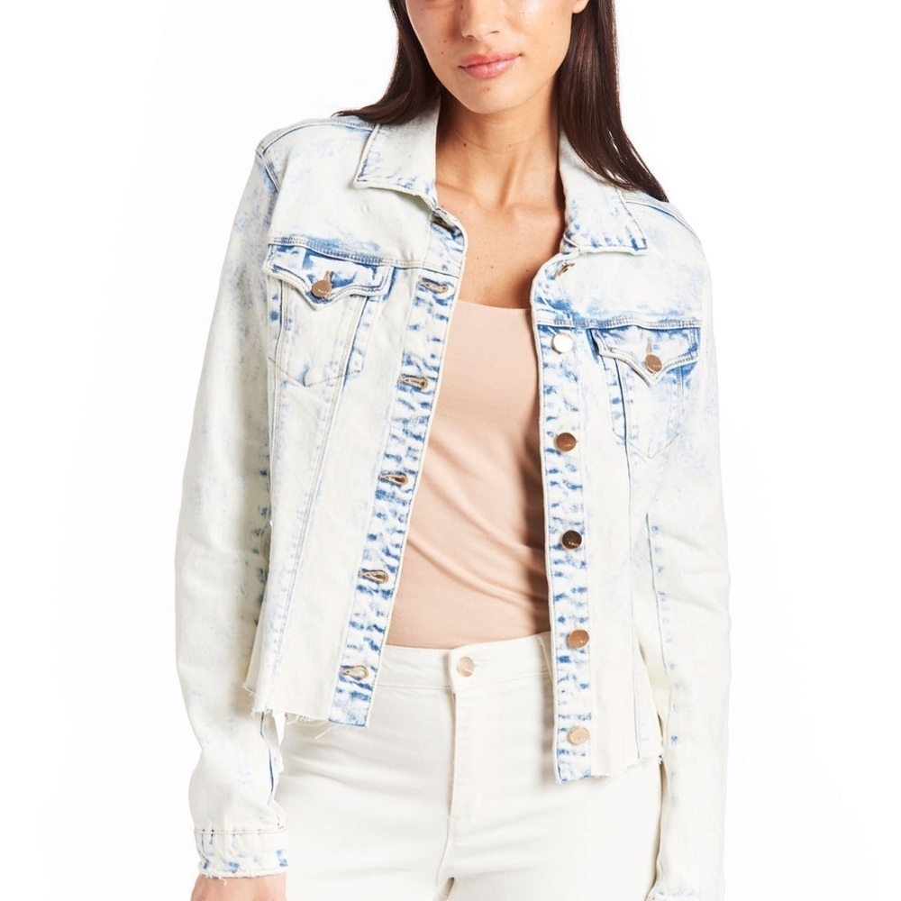 Tractr| Lorette Basic Light Wash Denim Jacket with Fray Hem Sz M
